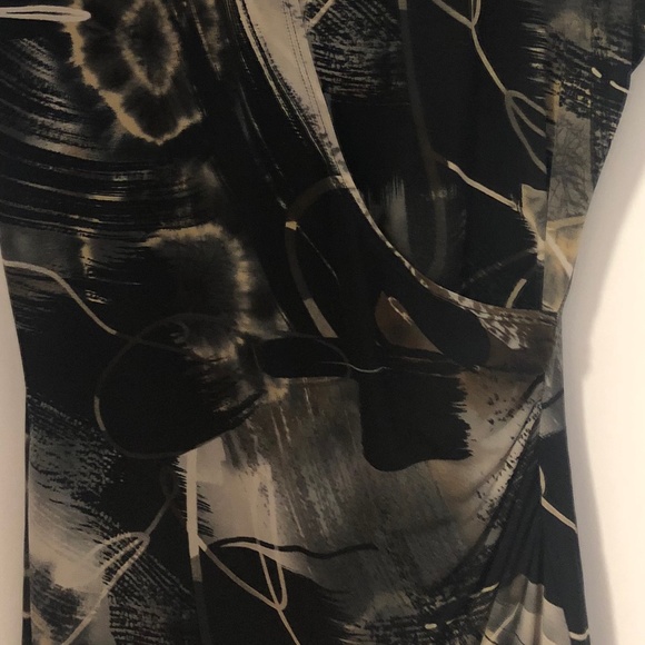 Melanie Lyne Top w/Cut Out and Ruching detail @ collar - Picture 4 of 10